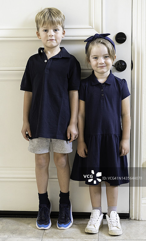 两兄妹的第一天上学日图片素材