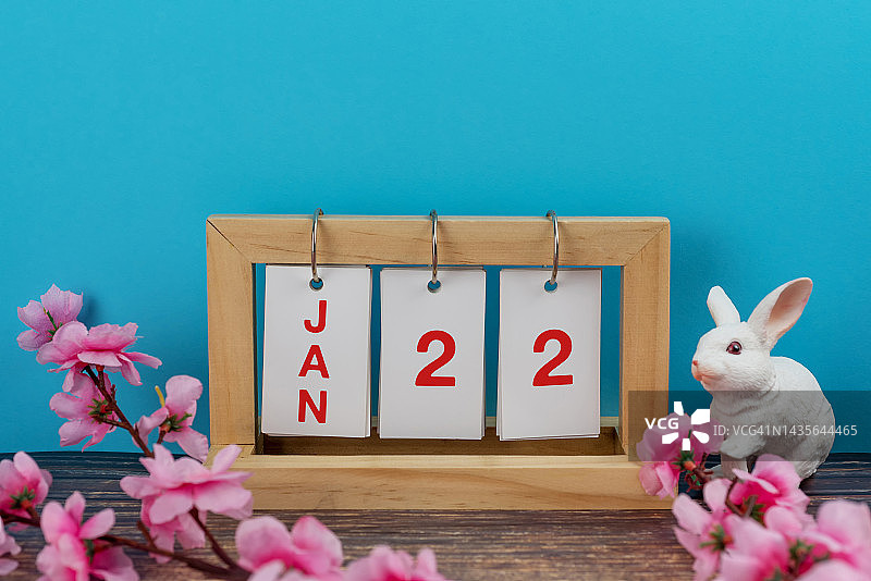 办公桌上的1月22日台历，中国新年概念图片素材