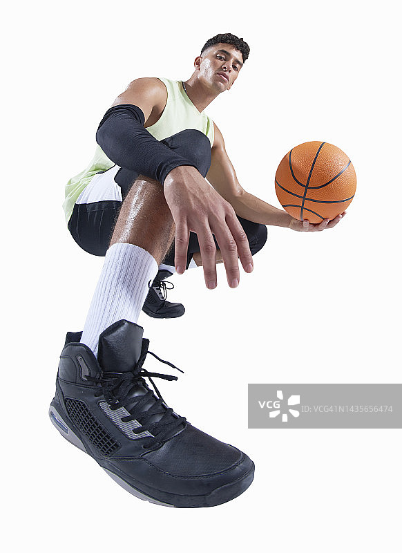 男人手拿篮球图片素材