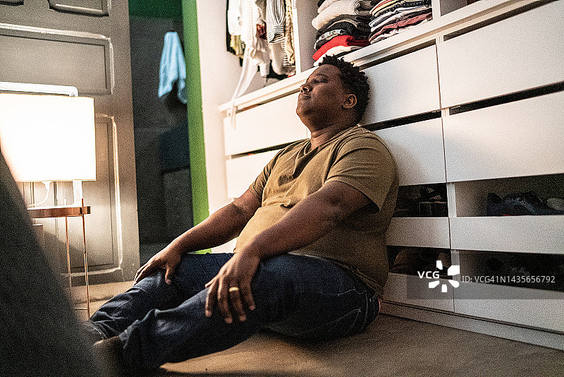 在家中卧室里悲伤的中年男人图片素材