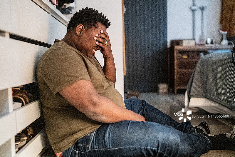 在家中卧室里悲伤的中年男人图片素材