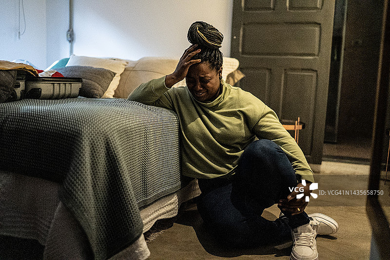 在家中卧室里的悲伤中年妇女图片素材