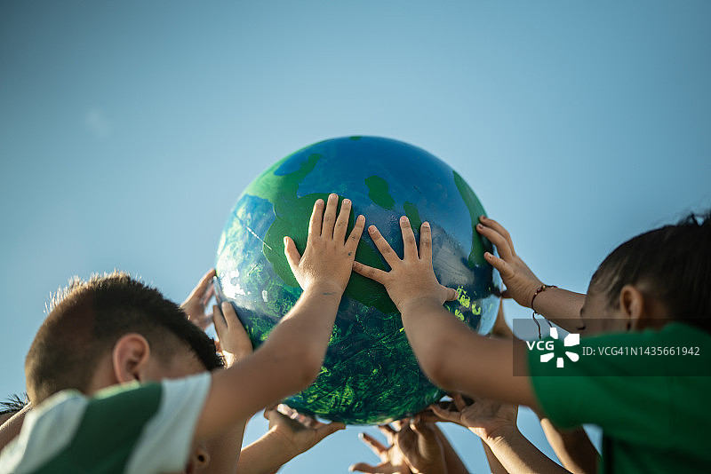 孩子们在户外拿着地球图片素材