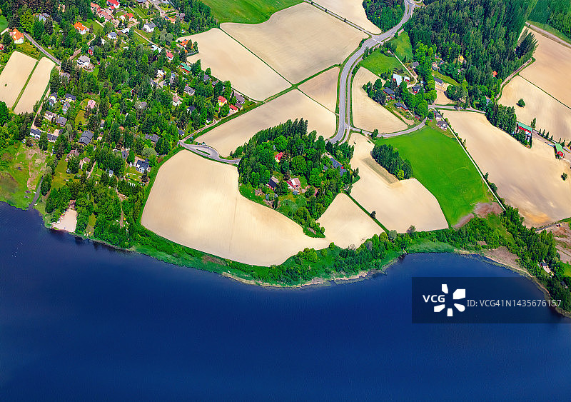 芬兰南部房屋和田野的航拍景色，北欧风光图片素材