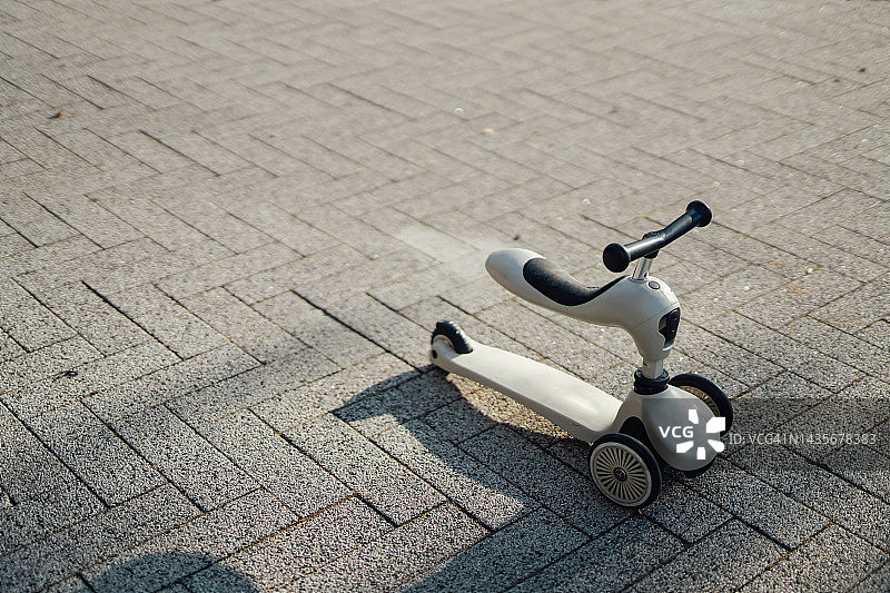 路上滑板车图片素材