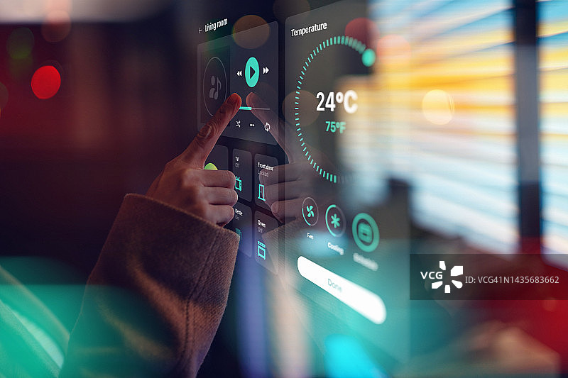 女性在数字屏幕上触摸以控制智能家居电器的特写图片素材
