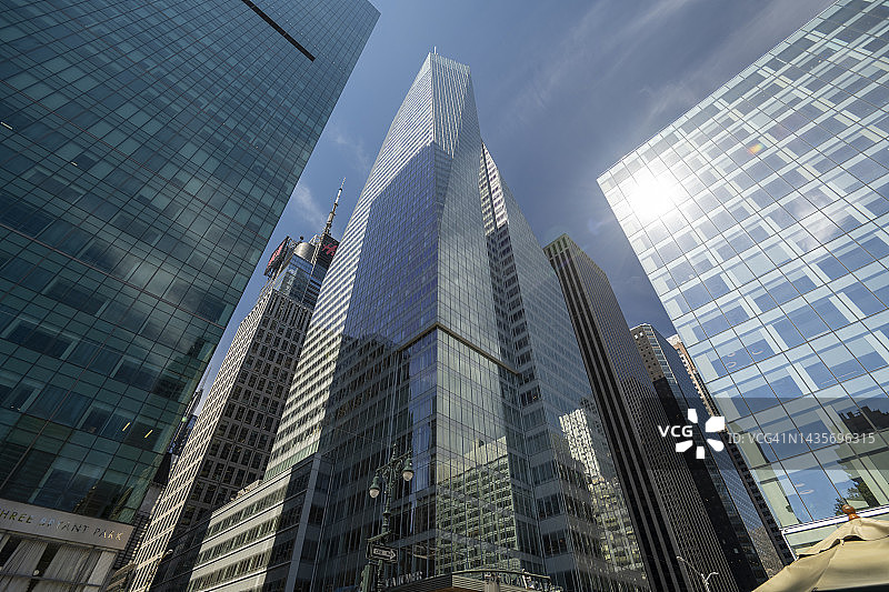 纽约市曼哈顿中城的布莱恩特公园塔楼（美国银行）的仰视视角图片素材