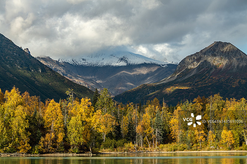 阿拉斯加克拉克湖国家公园新月湖周围的火山景观图片素材