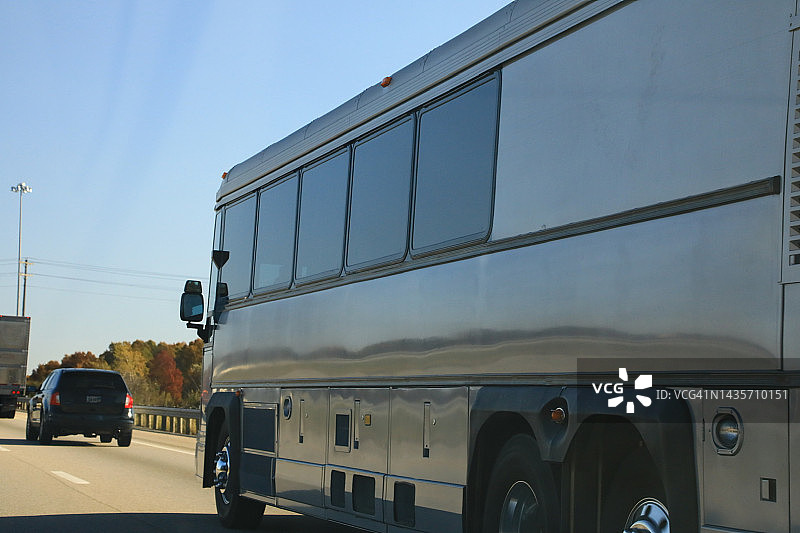 行驶中的公交车侧视图图片素材