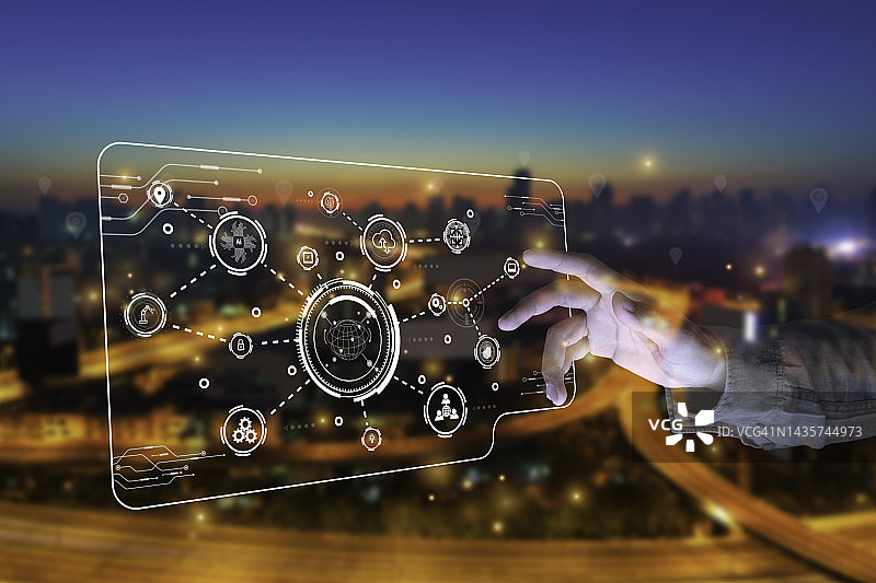 触摸屏幕虚拟互联网连接概念的手部特写图片素材