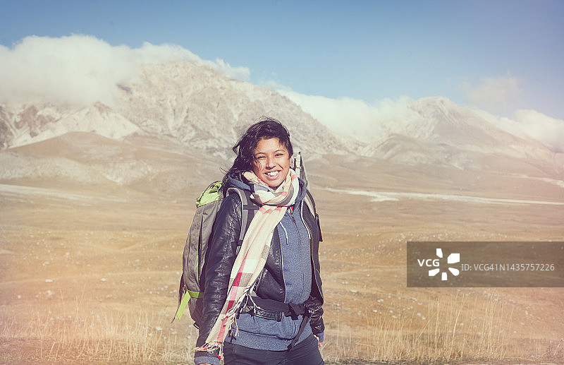 年轻混血女性在山中徒步图片素材