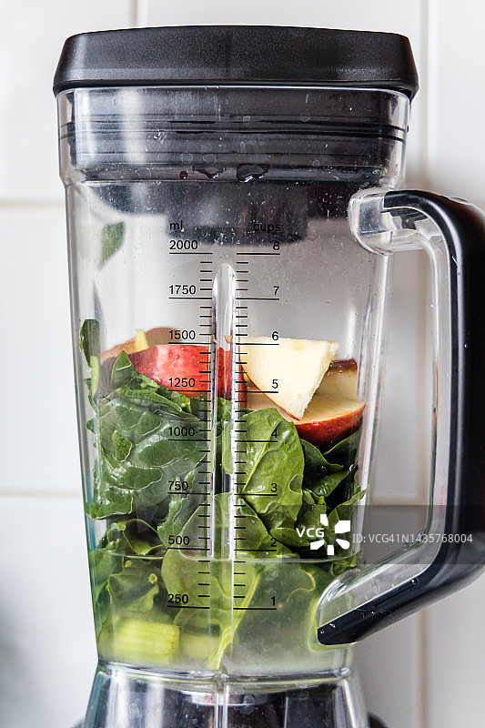 准备芹菜、菠菜、苹果、生姜和蜂蜜果汁图片素材