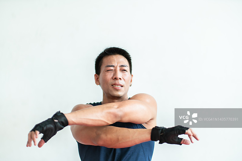 在健身房锻炼的男人们图片素材