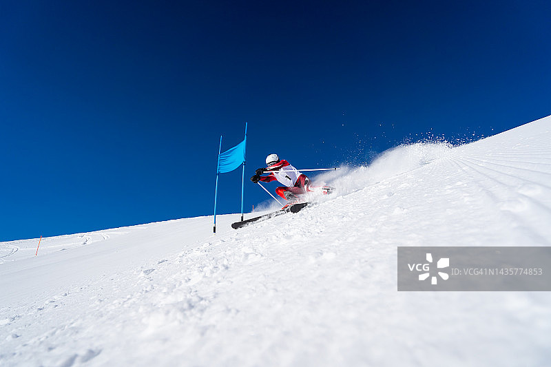 高山滑雪选手靠近大回转门图片素材