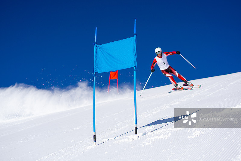 高山滑雪选手在回转障碍赛道上（背景虚化）图片素材