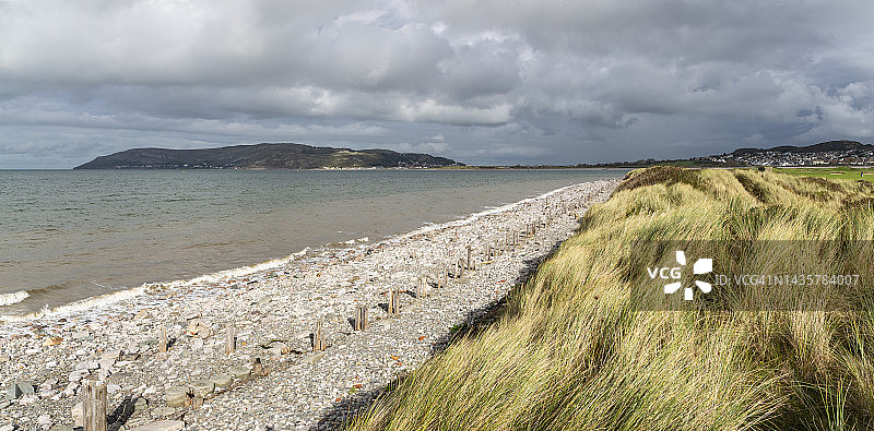 康威莫法海滩和兰迪德诺大奥姆山，北威尔士图片素材