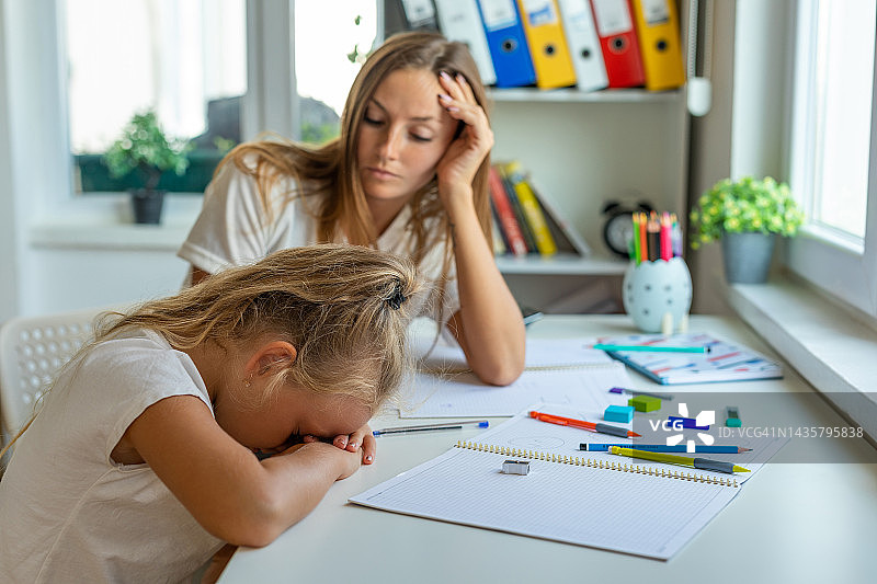 焦虑的母亲和女儿因作业失败而沮丧图片素材