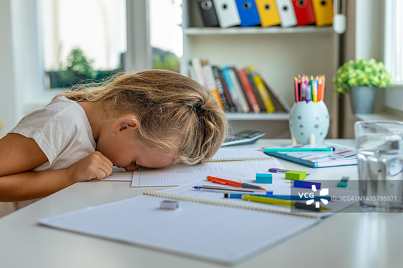 在家里的慵懒女学生图片素材