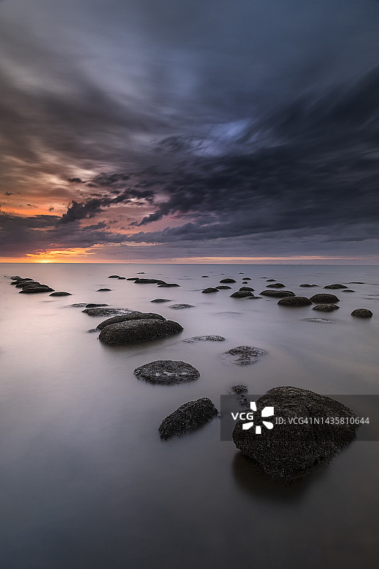 日落时分的亨斯坦顿岩石和拖网渔船残骸6图片素材