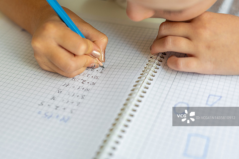 书写中的年轻女孩图片素材