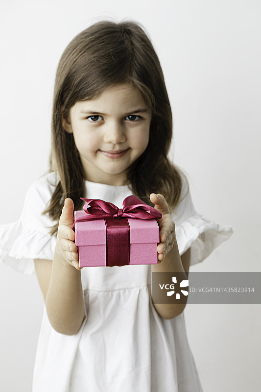 拿着礼品盒的小女孩图片素材