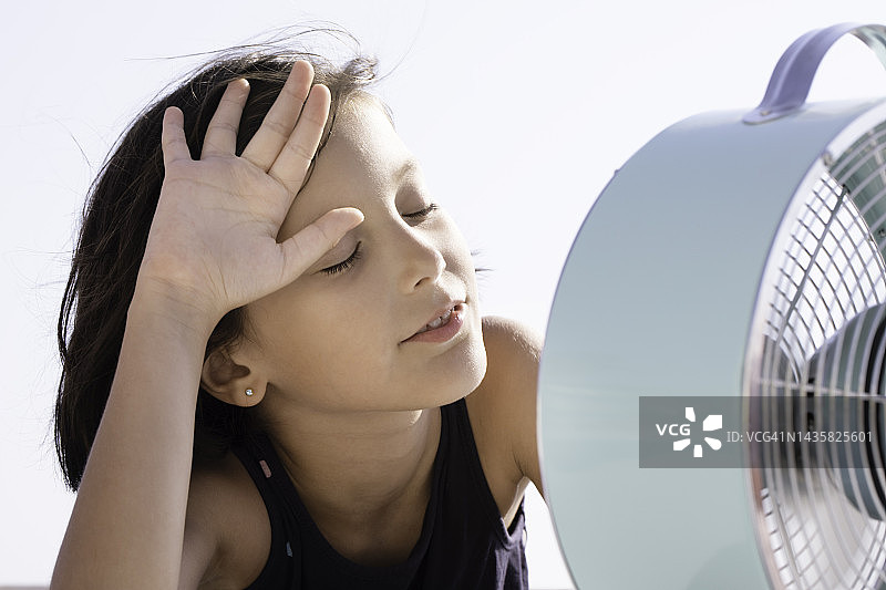 夏季炎热时寻找清凉的小孩子图片素材