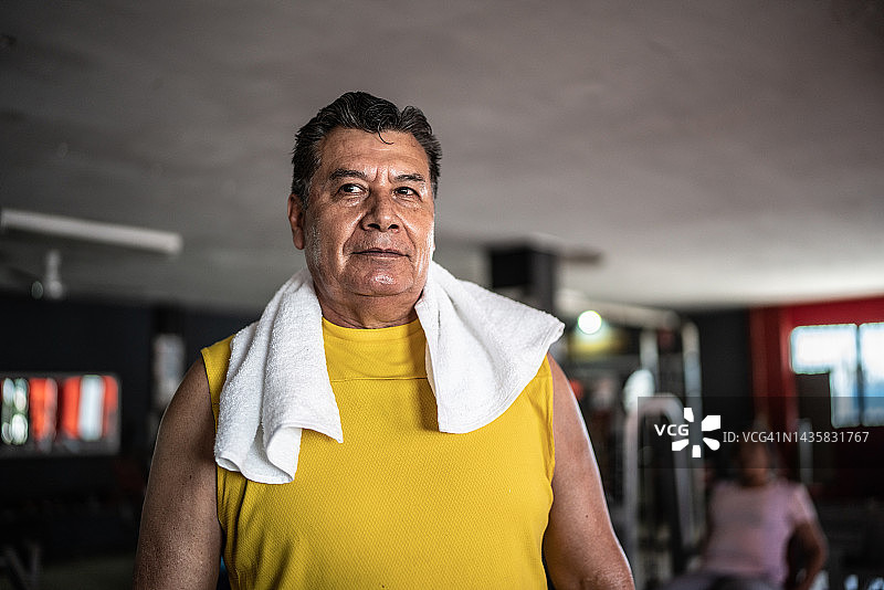 在健身房带着毛巾的老年男人图片素材