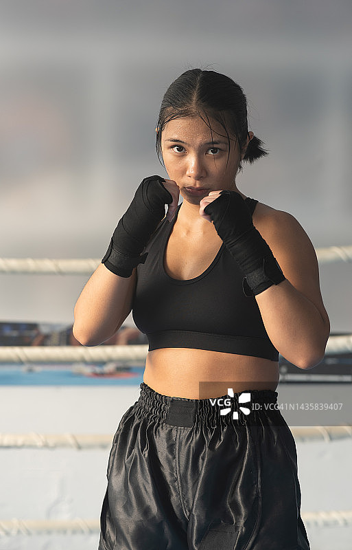 亚洲年轻女性MMA格斗选手摆姿势图片素材