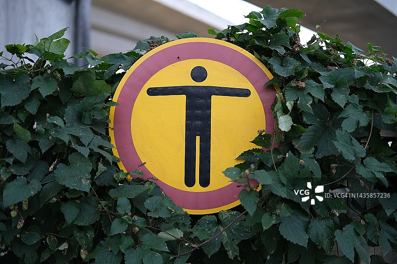 柏林东十字车站站台上的“禁止进入”标志图片素材