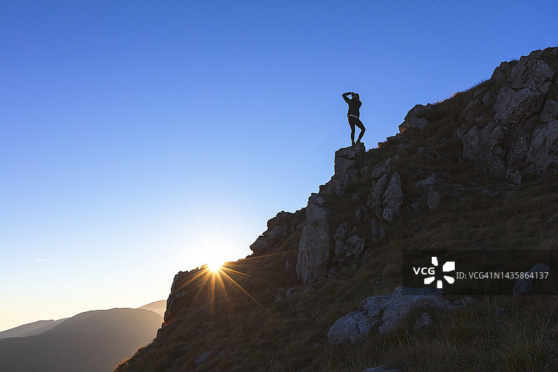 风景摄影师拍摄中图片素材