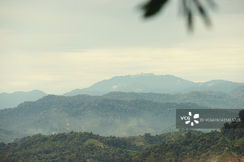 远处眺望蒂蒂旺沙山上的云顶高原城市景观图片素材