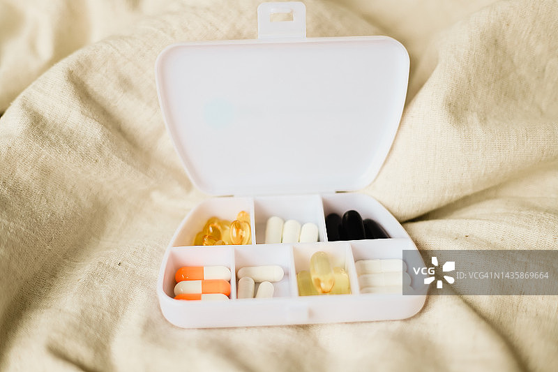 膳食补充剂，白色药片容器图片素材