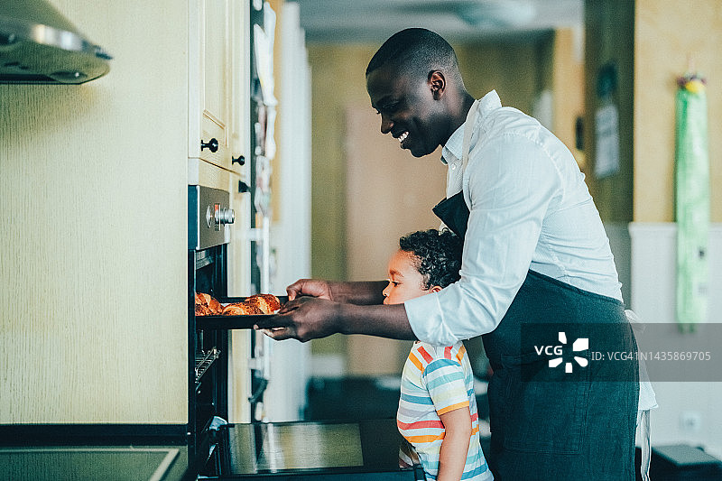 继父和儿子在家准备早餐图片素材