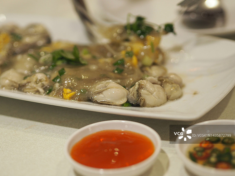 白色盘子里的海鲜牡蛎煎蛋卷图片素材