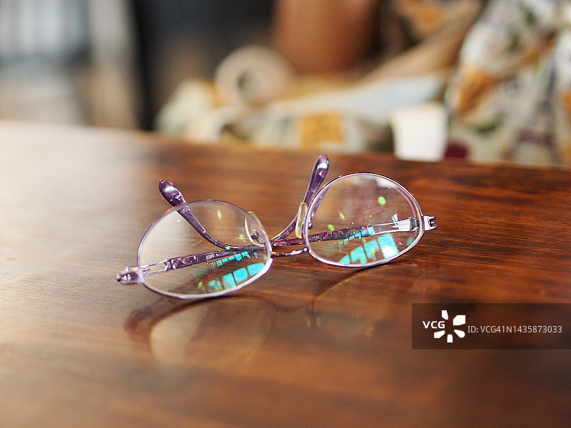 玻璃杯放在木桌上图片素材