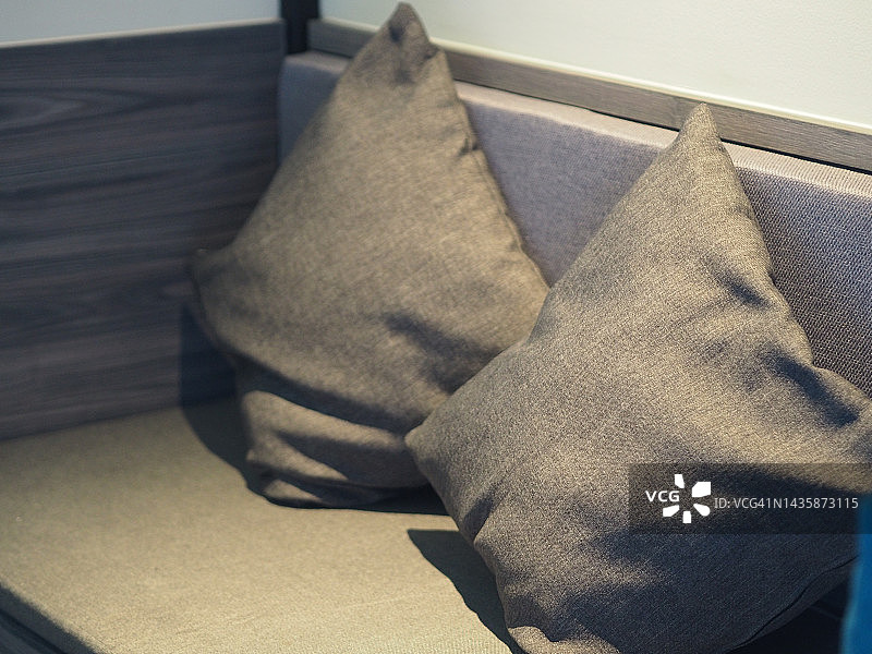 沙发上的枕头图片素材