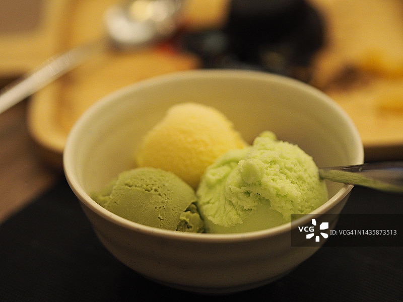 白色碗中的香草冰淇淋、绿茶和果汁冰糕图片素材