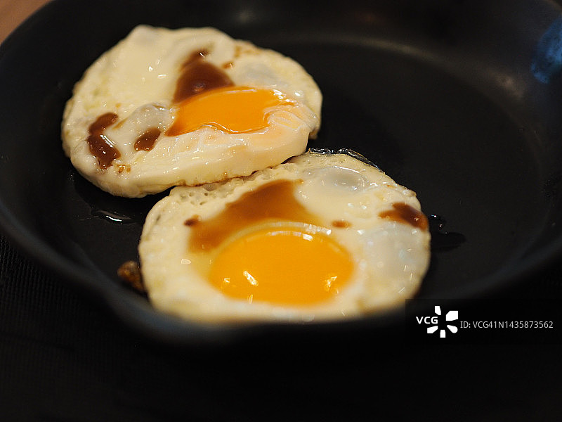 平底锅中的煎蛋图片素材
