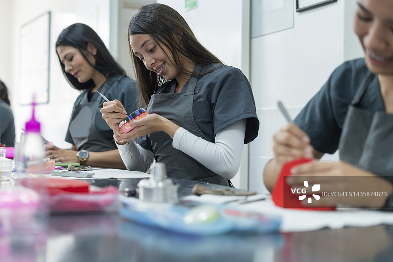 牙科学生在课堂上练习陶瓷牙齿图片素材