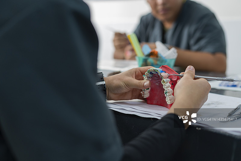 牙科学生在课堂上使用工具图片素材