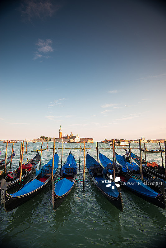 停靠在圣马可广场的贡多拉图片素材