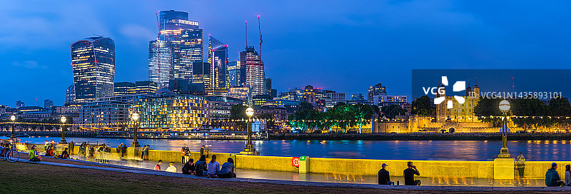 伦敦泰晤士河畔的城市夜景图片素材