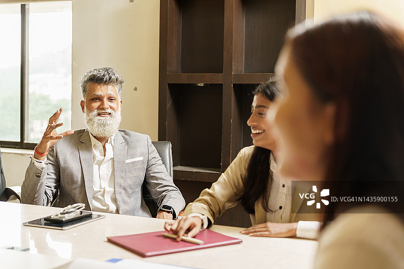 印度商人在办公室开会图片素材