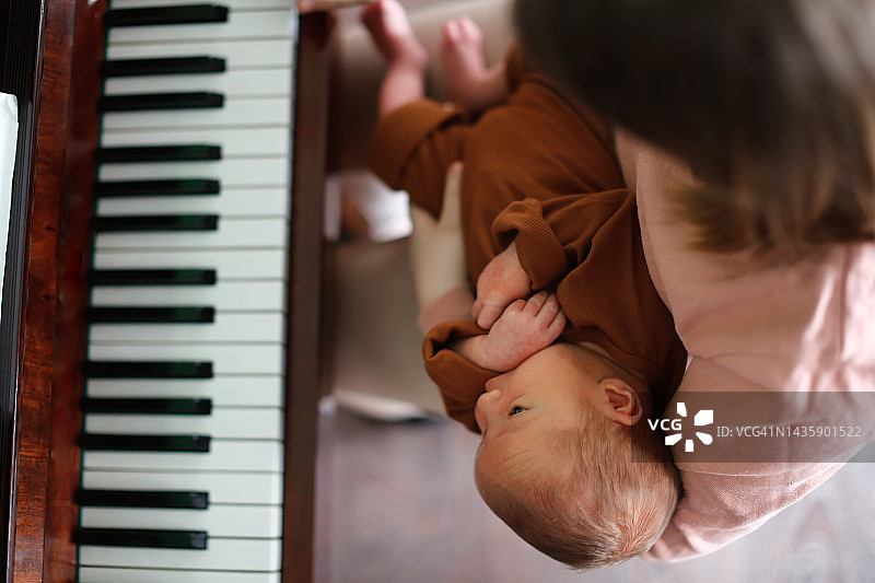 宝宝与音乐：新生儿音乐启蒙，用音乐安抚宝宝图片素材
