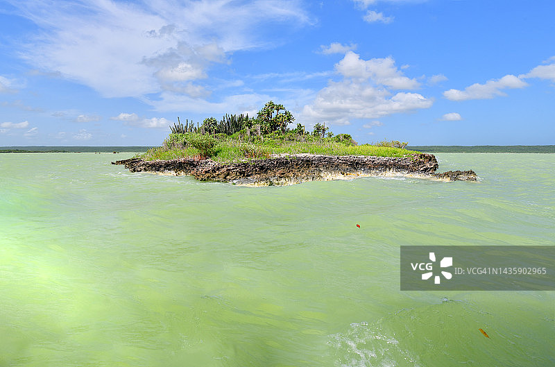 翠绿色水域中的热带岛屿图片素材