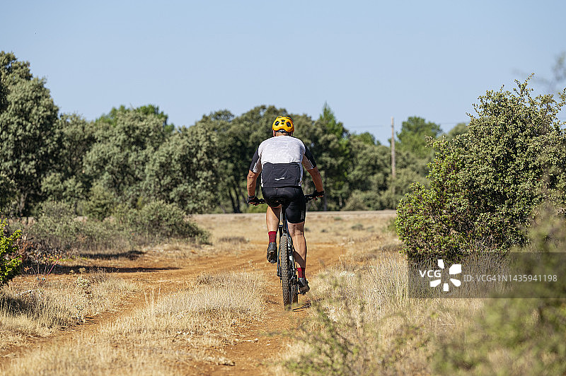 男人在乡村骑电动山地车休闲运动图片素材