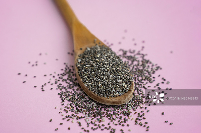粉色背景勺子里的奇亚籽图片素材