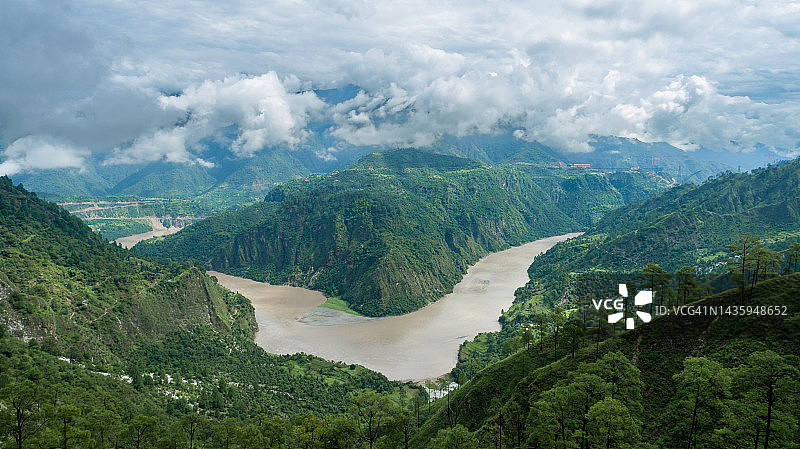 在印度查谟-克什米尔邦雷阿西地区附近的杰纳布河，世界最高的铁路桥正在建设中图片素材
