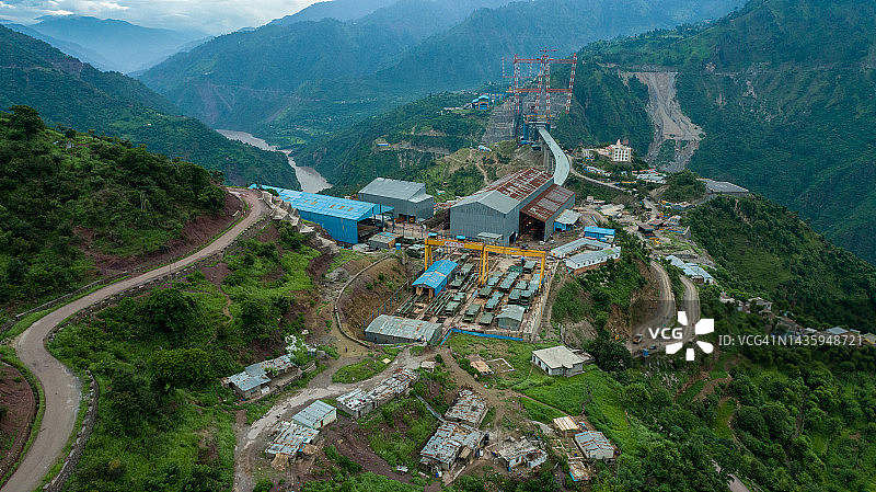 印度查谟和克什米尔邦的世界最高铁路桥梁——杰纳布桥的无人机航拍图片素材