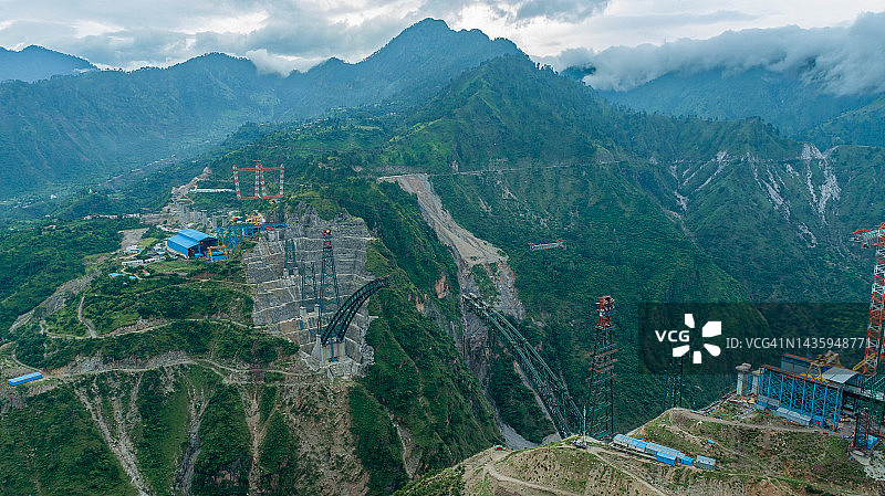 印度查谟和克什米尔邦的世界最高铁路桥梁——杰纳布桥的无人机航拍图片素材